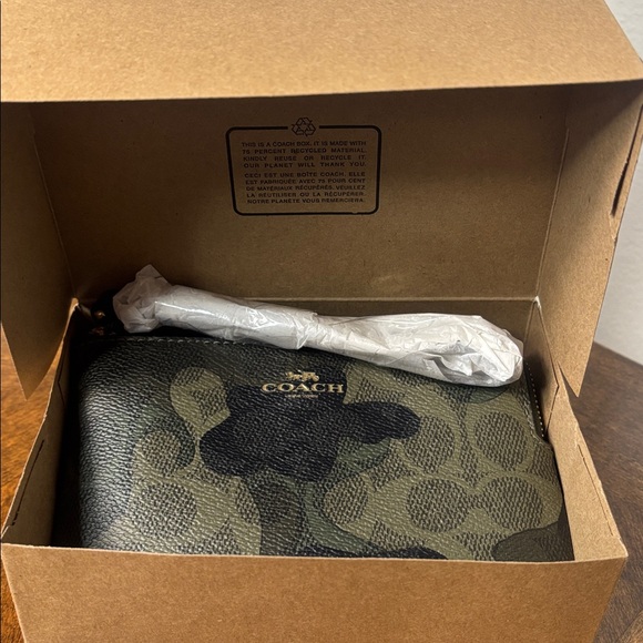 COACH (NEW IN BOX) SIGNATURE CAMO WRISTLET - Picture 9 of 12